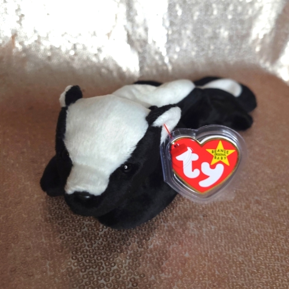 Ty Beanie Baby "Stinky" BNWT black and white skunk 🦨 - RARE